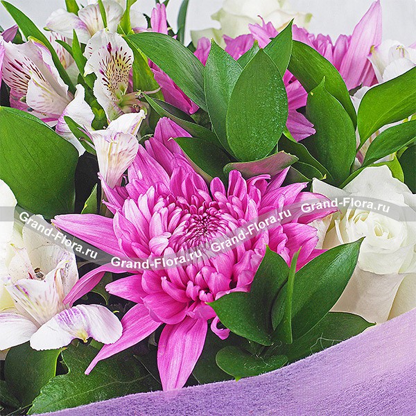 Сиреневая звезда - букет с фиолетовыми хризантемами и розами