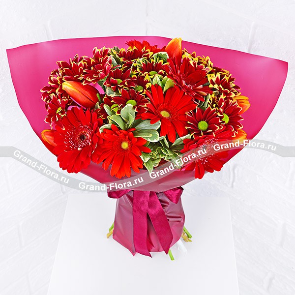 Звездопад - букет с красными герберами и тюльпанами