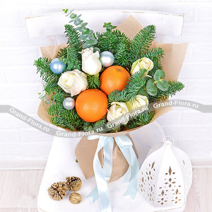Чудесная зима - букет из белых роз и апельсинов
