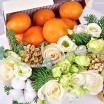 Сладкие мандарины - коробка с мандаринами и белыми розами 2