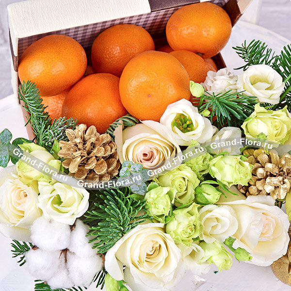 Сладкие мандарины - коробка с мандаринами и белыми розами