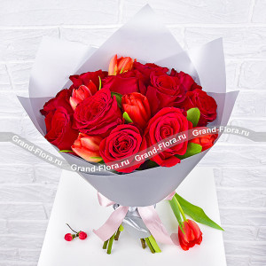 Классическая романтика - букет-новинка из красных роз и тюльпанов