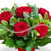 Дорогому человеку - букет из красных роз с зеленью! Акция 9 роз по цене 7! 2