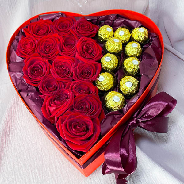 Романтический порыв – цветочный подарок с конфетами ферреро