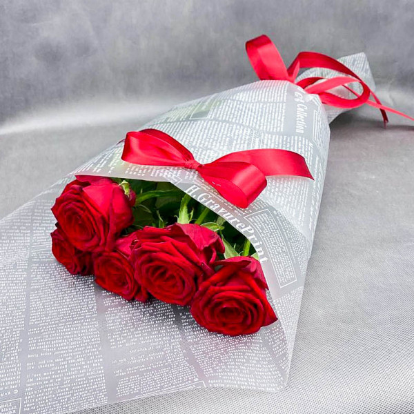 Букет из красных роз в оформлении (высота стебля 60 см)
