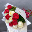 Букет красных и белых роз в упаковке (60 см) 2
